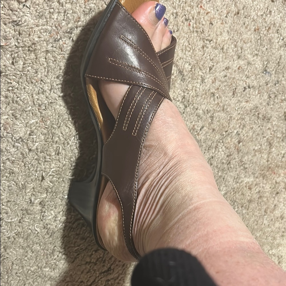 Clarks Brown Sandals with Slingback Design and Crisscross Straps - Picture 7 of 9